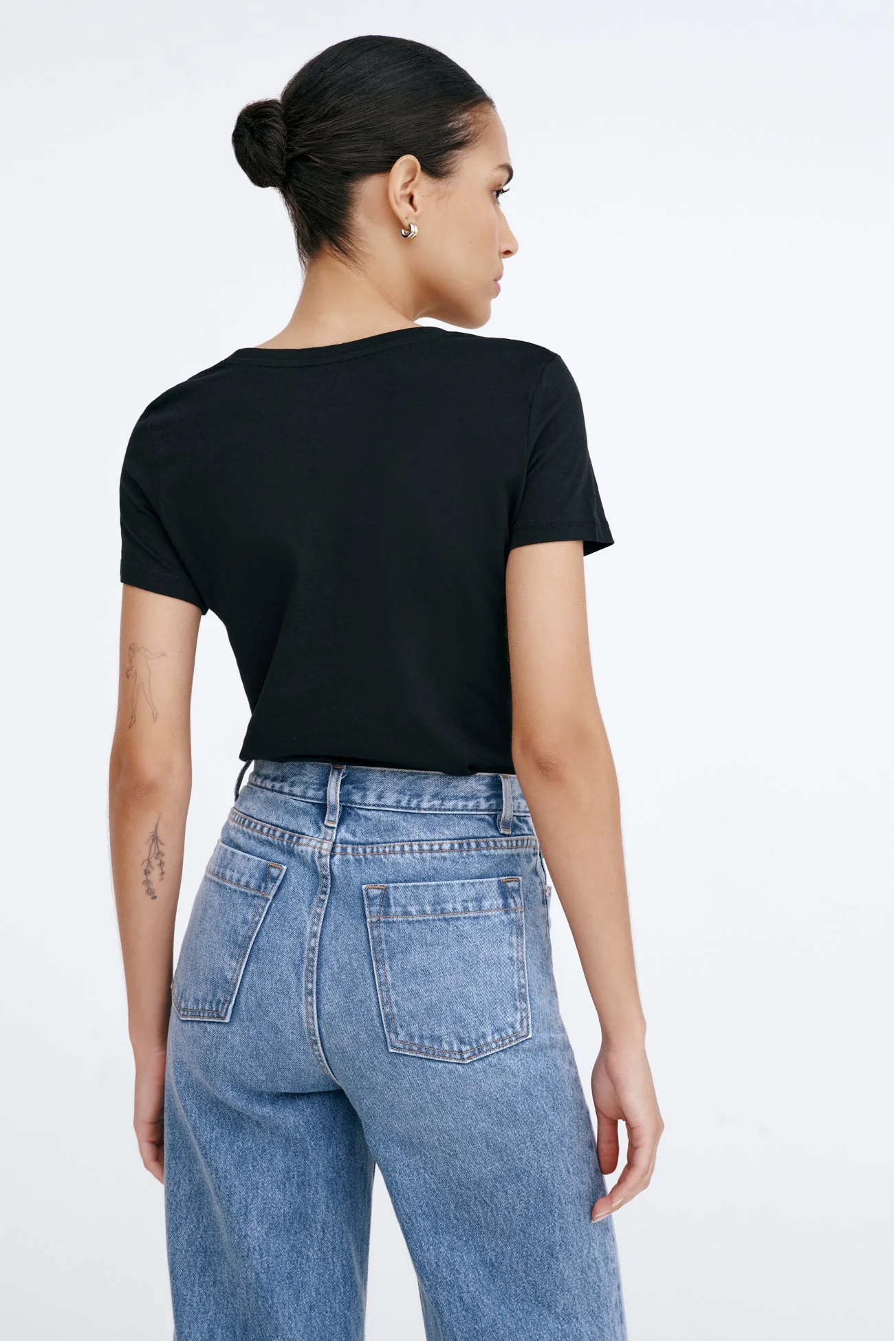 24102-the-monochrome-new-york-tee-13.webp The Monochrome New York Tee