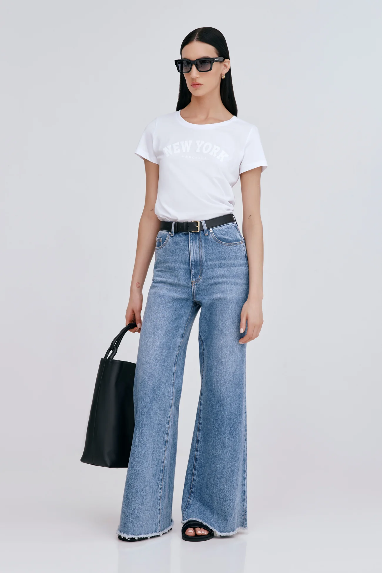 24102-the-monochrome-new-york-tee-7.webp The Monochrome New York Tee